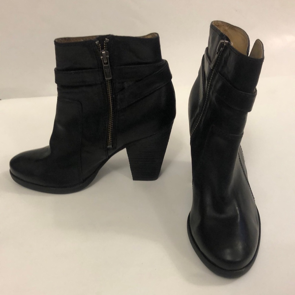 Frye 6.5M Ankle Boot Heel Black Leather Upper Lined Zipper Side Adjustable Clasp